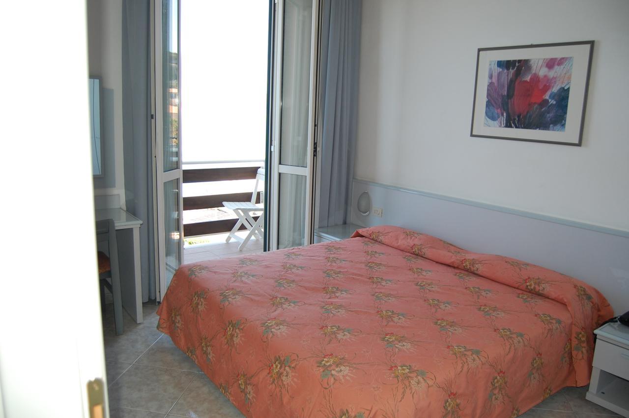 Hotel Villa Ombrosa Portoferraio Quarto foto
