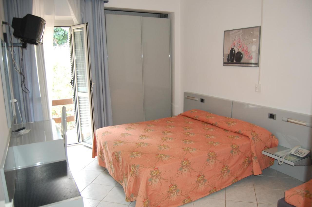 Hotel Villa Ombrosa Portoferraio Quarto foto
